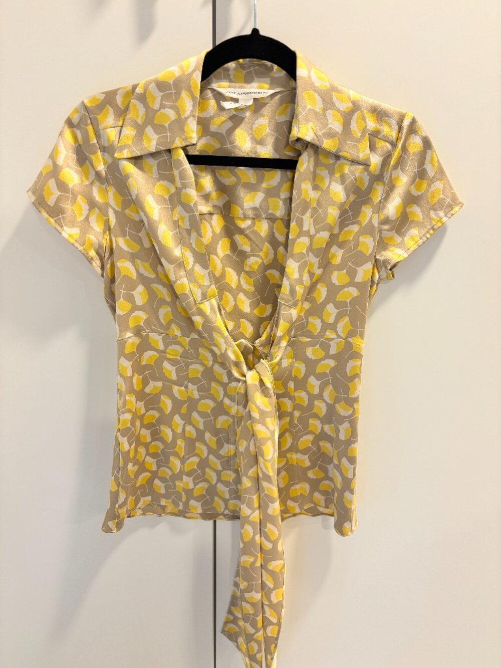 Diane Von Furstenberg Yellow Printed Silk Tie Front Blouse Size 4